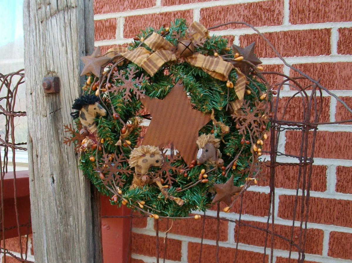 Primitive Pine Wreath - Ponies, Rusty Snowflakes - Vanilla And Tan Pip Berries With Rusty Stars