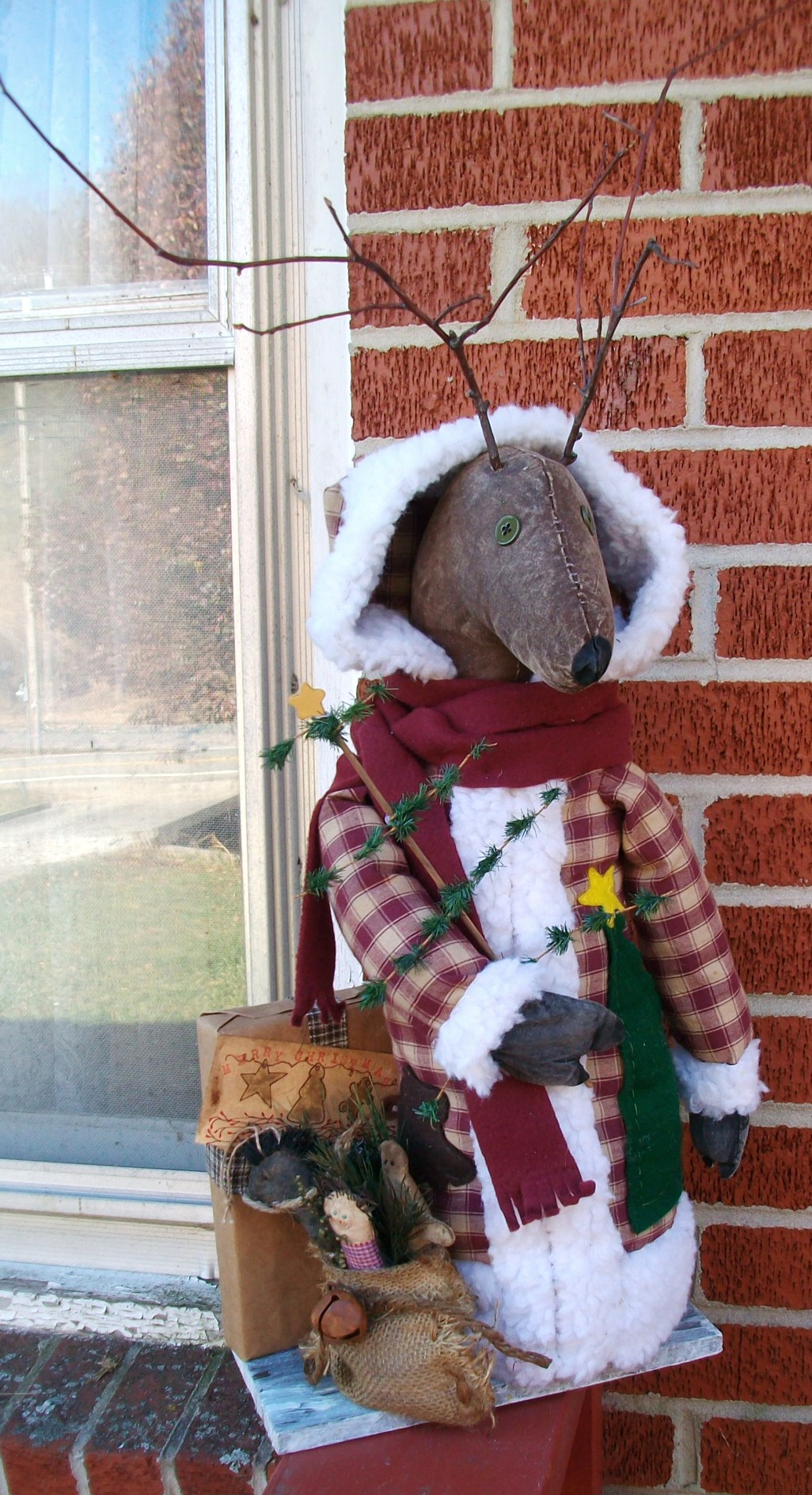 Primitive Old Fashioned Reindeer Santa - Fleece Trimmed Homespun Coat - Appliqued Christmas Tree And Bear