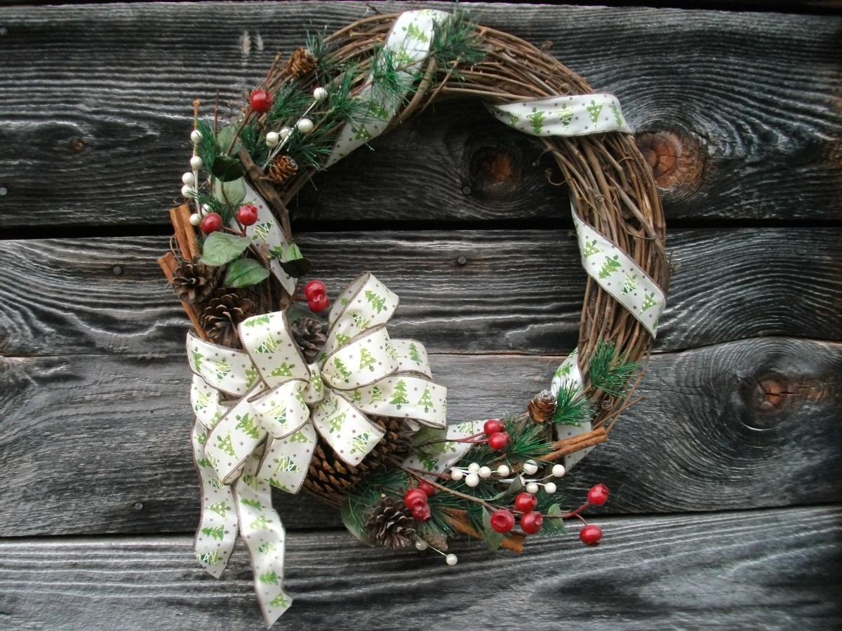 Traditional Christmas Wreath - 18in Grapevine Wreath - Artificial Greenery, Berries, Cinnamon Sticks, Wired Bow