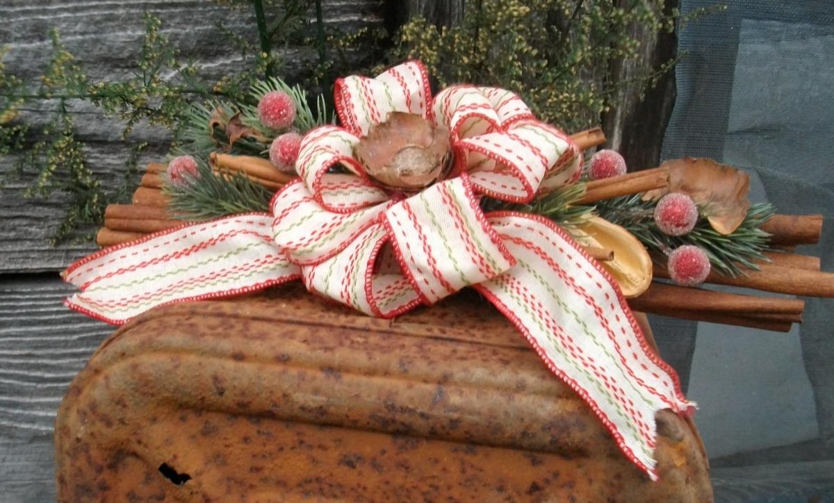 Traditional Christmas Swag - Decoration Made From Cinnamon Sticks, Artificial Greenery And Berries - Shelf Sitter Or Wall Hanging
